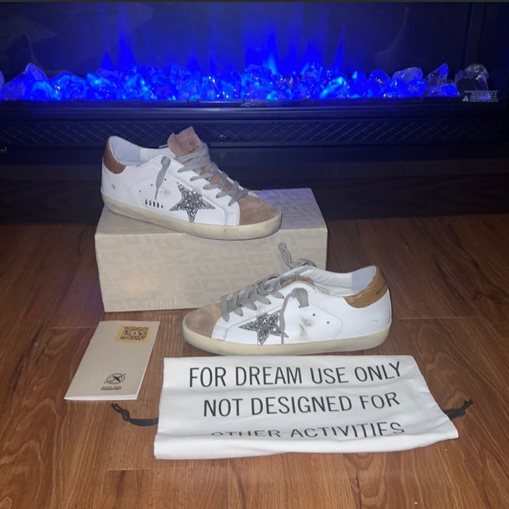 Golden Goose Superstar - Brand New NWT
In box with passport and dust bag